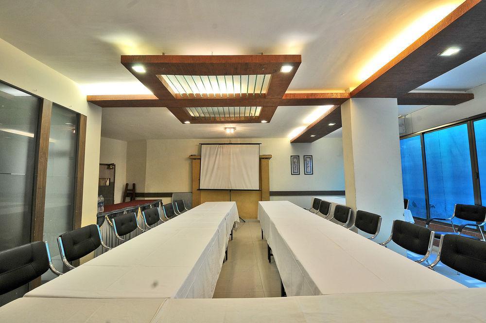 Hotel The Westend Ahmedabad Exterior foto