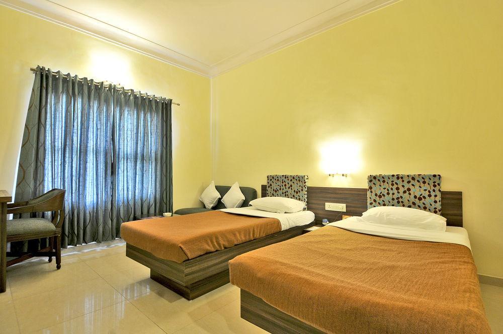 Hotel The Westend Ahmedabad Exterior foto