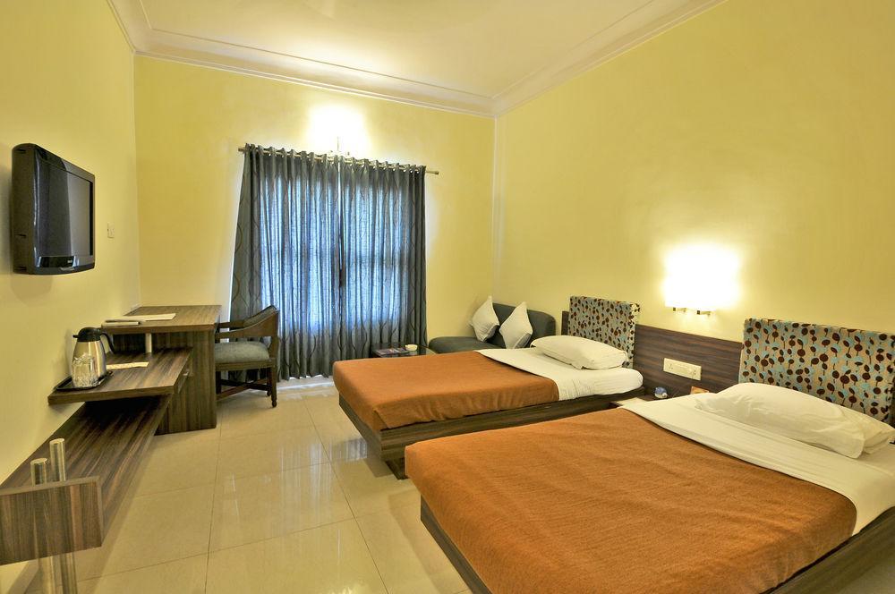 Hotel The Westend Ahmedabad Exterior foto