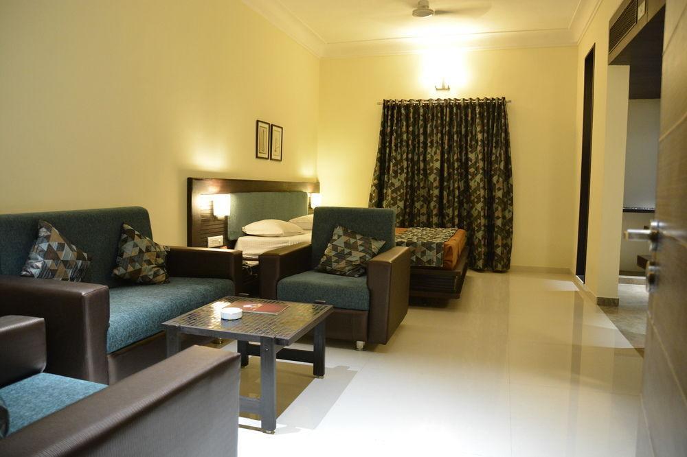 Hotel The Westend Ahmedabad Exterior foto