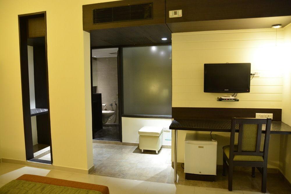 Hotel The Westend Ahmedabad Exterior foto