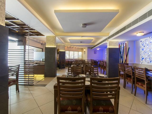 Hotel The Westend Ahmedabad Exterior foto