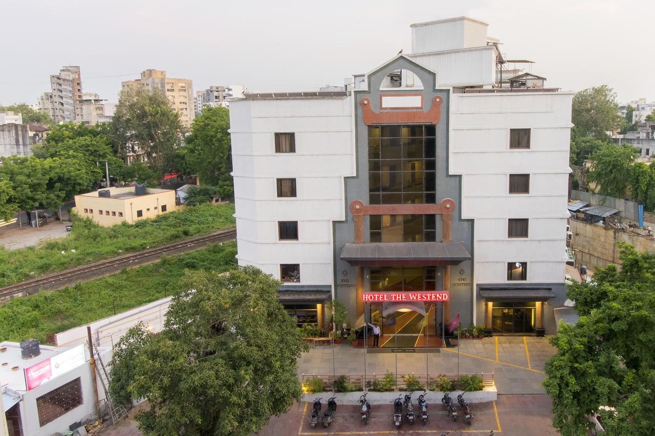 Hotel The Westend Ahmedabad Exterior foto