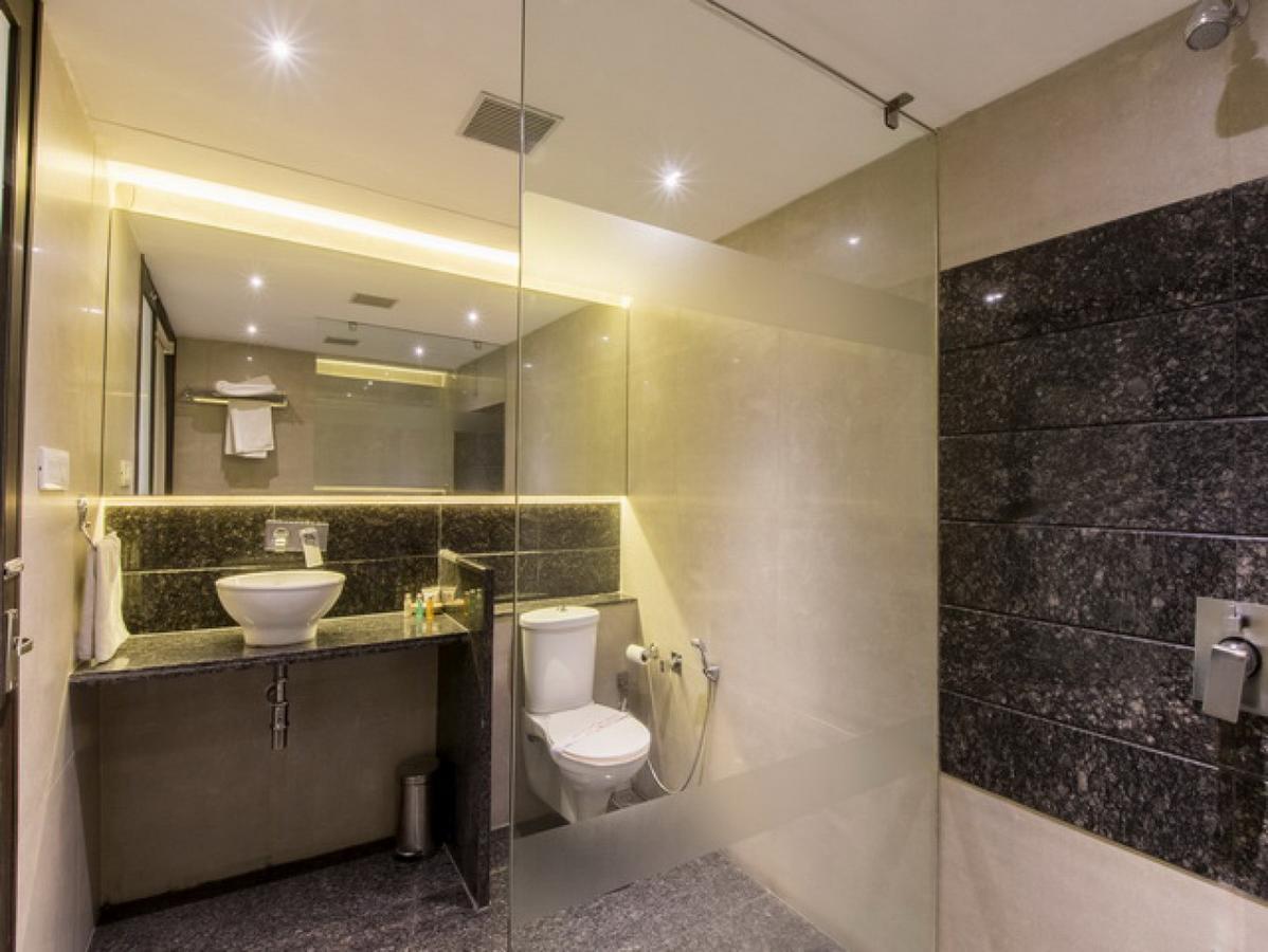 Hotel The Westend Ahmedabad Exterior foto