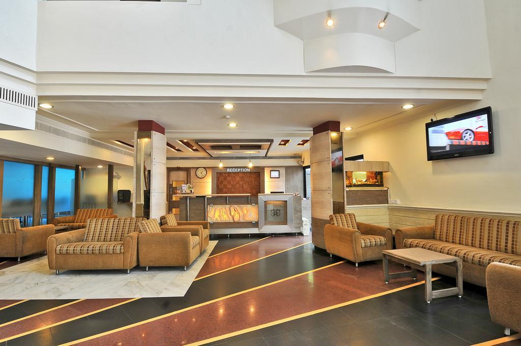 Hotel The Westend Ahmedabad Exterior foto
