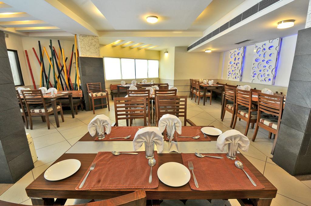 Hotel The Westend Ahmedabad Exterior foto
